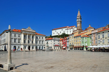 Fototapeta na wymiar Piran, Piran, Słowenia - Tarini Plac i Kościół św Jerzego
