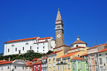 Obraz premium Piran, Pirano, Slovenia - Piazza Tarini e Chiesa di San Giorgio