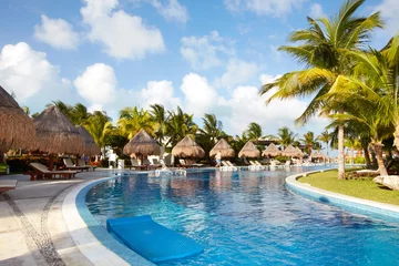 Crédence de cuisine en verre imprimé Mexique Swimming pool at caribbean resort.