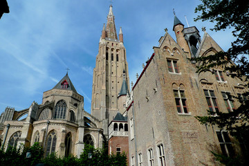 Fototapeta na wymiar Kościół i dzwonnica w Brugia