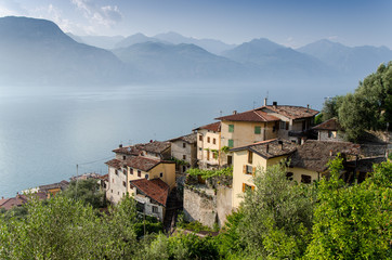 Fototapeta na wymiar Brenzone Jezioro Garda (Lago di Garda)
