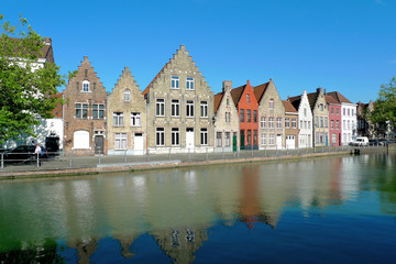 Maisons le long d'un canal à Bruges