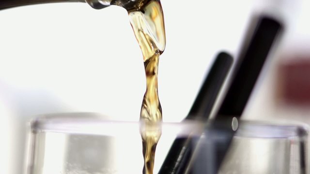 liquide vers&eacute; dans un verre au ralentie. slow motion