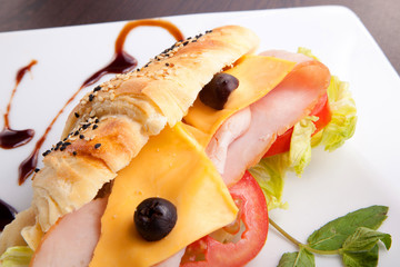 Luncheon sandwich with cheese