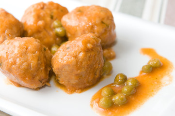 meat balls with peas sauce