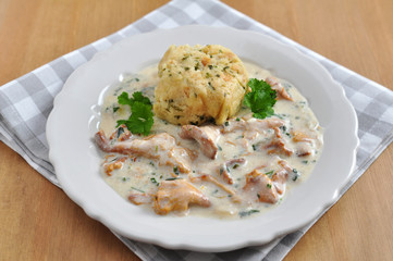 Semmelknödel mit Eierschwammerl Sauce