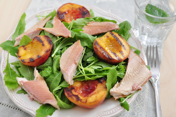 Salat mit Forelle und gegrillten Pfrisichen