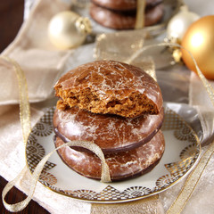 runde braune lebkuchen in weihnachtsdeko