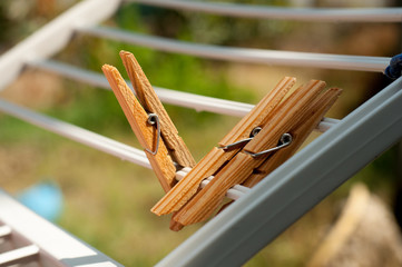 Molletta da bucato in legno sullo stendino