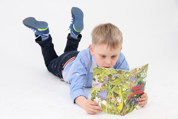 Naklejka premium Мальчик читает книжку