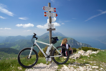 Fototapeta na wymiar e-bike, pedelec, women, fahrrad, mountainbike, berge