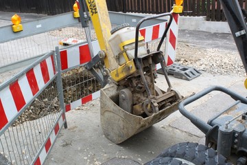 Bagger steht auf Baustelle