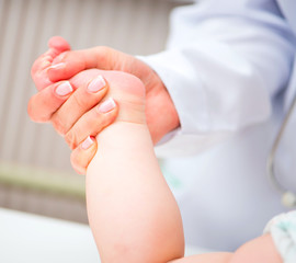 Fototapeta na wymiar masaż stóp dziecka