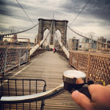 Fototapeta Driving bicycle across the brooklyn bridge