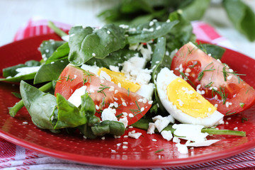 salad with spinach and goat cheese