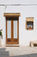 Fototapeta na wymiar Drewniane drzwi. Mesagne. Puglia. Włochy.