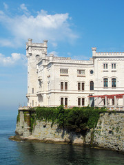 Fototapeta na wymiar Miramare Castle nad poziomem morza.