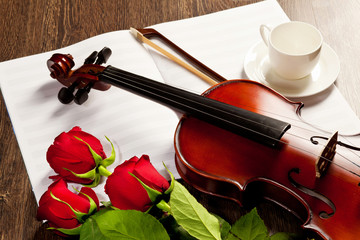 Fototapeta premium Red roses and a violin