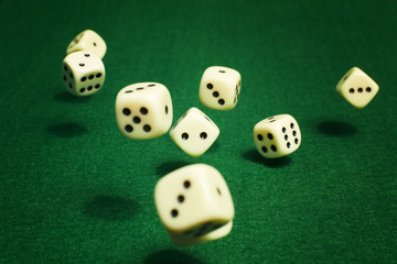 Würfel, fallen, grün, Tisch, 05