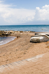 Fototapeta na wymiar Biały łodzi leżącego na brzegu w pobliżu morza