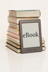 eBook vor Bücherstapel 2 - 55637137