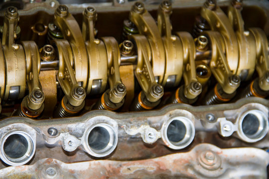Camshaft close up, Four valve per cylinder system
