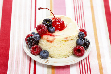 Round cake with fresh fruits