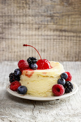 Round cake with fresh fruits