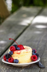 Round cake with fresh fruits