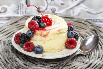 Round cake with fresh fruits