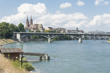 Fototapeta premium Basel, Basler Rheinufer mit Wettsteinbrücke und Münster, Schweiz