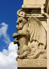 Obraz premium Dragon Statue Against a Blue Sky in Riga, Latvia