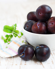 Blue plums in a bowl