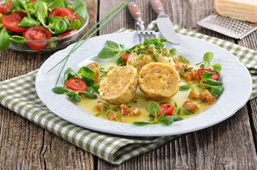 Südtiroler Kasknödel mit Salat