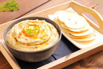 Chickpea hummus with pita bread