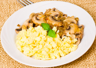 scrambled eggs with champignon mushrooms