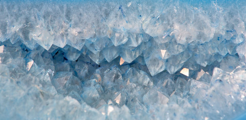 Fototapeta premium kryształy kwarcu w niebieskim agacie