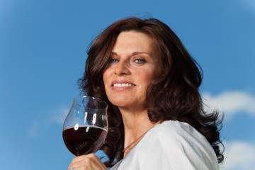 Frau mit Rotwein im freien