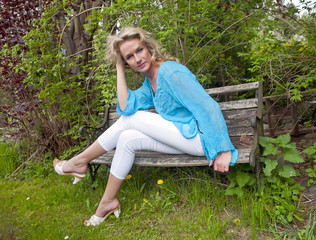 Junge Frau sitzt auf Holzbank