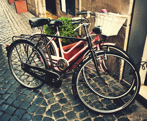 Fototapeta na wymiar Dwa klasyczne retro vintage rowery miejskie, retro przyciemniane zdjęcia, Rom