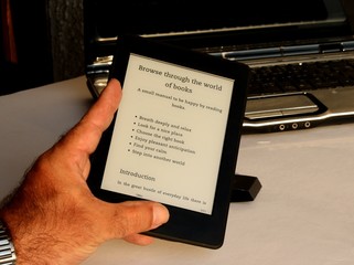 Trend - ebook reader in front of laptop - obrazy, fototapety, plakaty