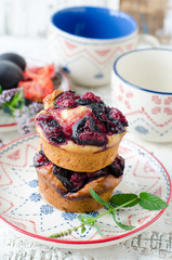 Muffins with plums