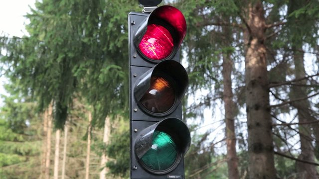 Ampelanlage an einer Stra&szlig;e