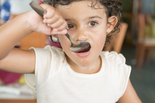 ni&ntilde;a comiendo