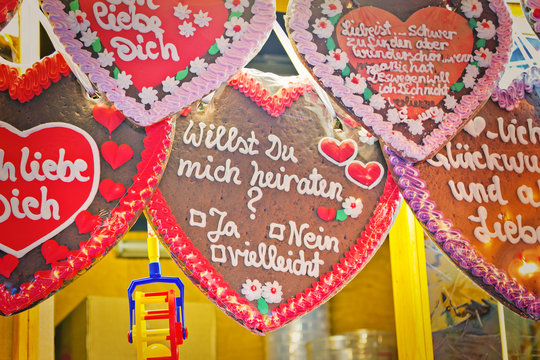 Lebkuchenherzen auf dem Jahrmarkt