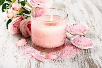 Fototapeta na wymiar Piękna okolica spa z świec i kwiatów różowy