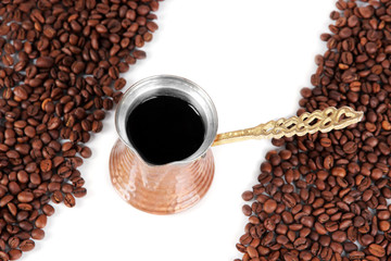 Naklejka premium Coffee pot and coffee beans, isolated on white