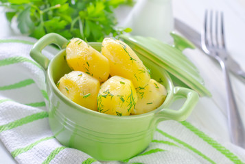 boiled potato in green bowl