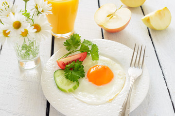 Breakfast: fried egg and apples