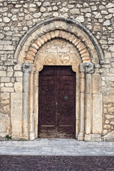 Fototapeta na wymiar Portal S.Orante Ortucchio kościół